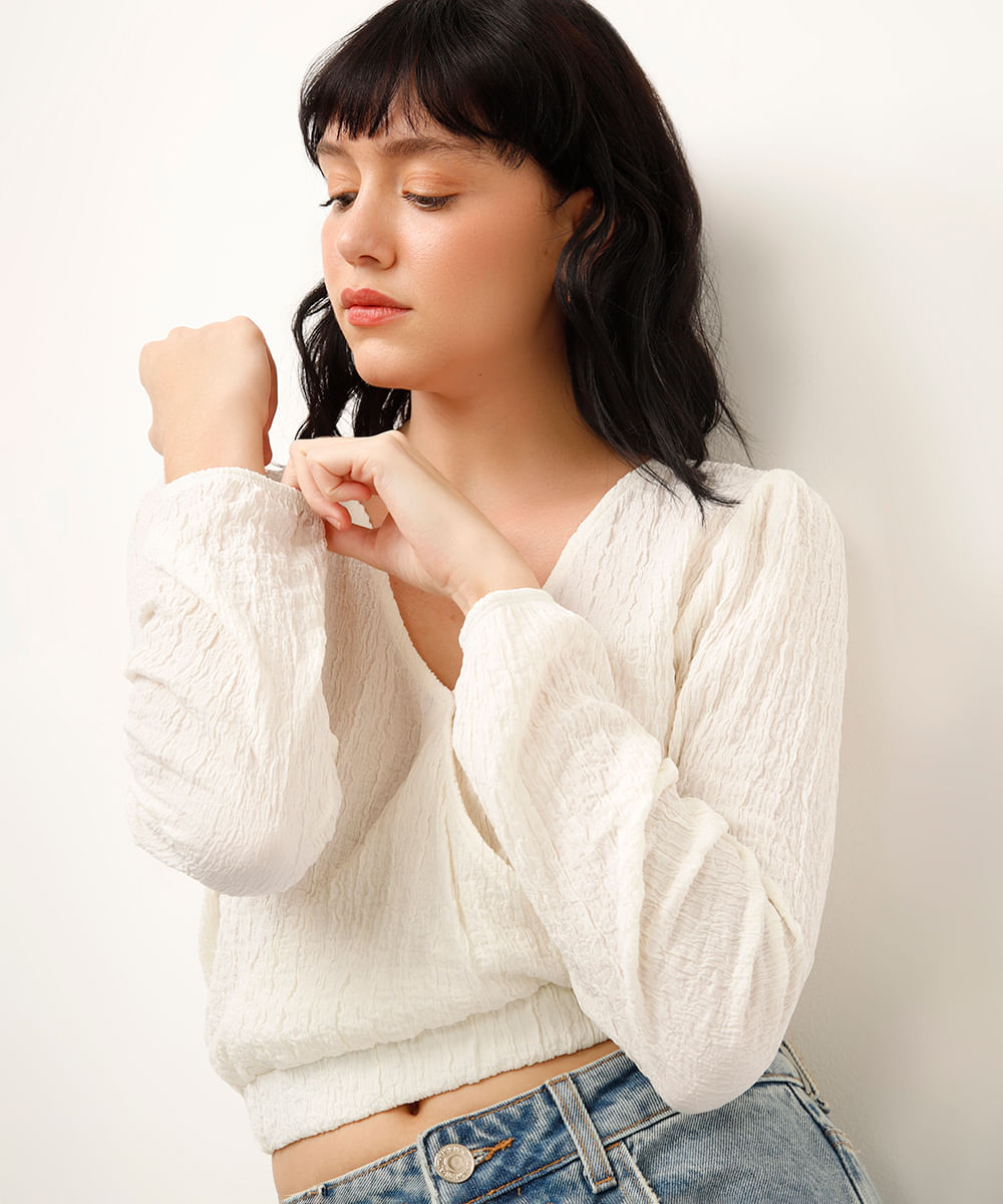 blusa com transpasse manga bufante texturizada off white