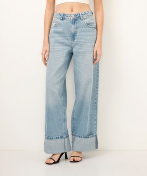 calça jeans oversized com barra virada azul