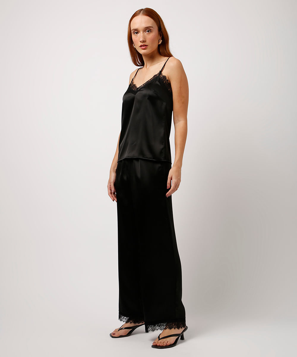 calça reta acetinada com renda mindset preta