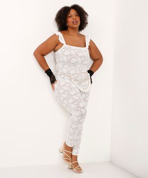 macacão de renda floral com pérolas plus size off white