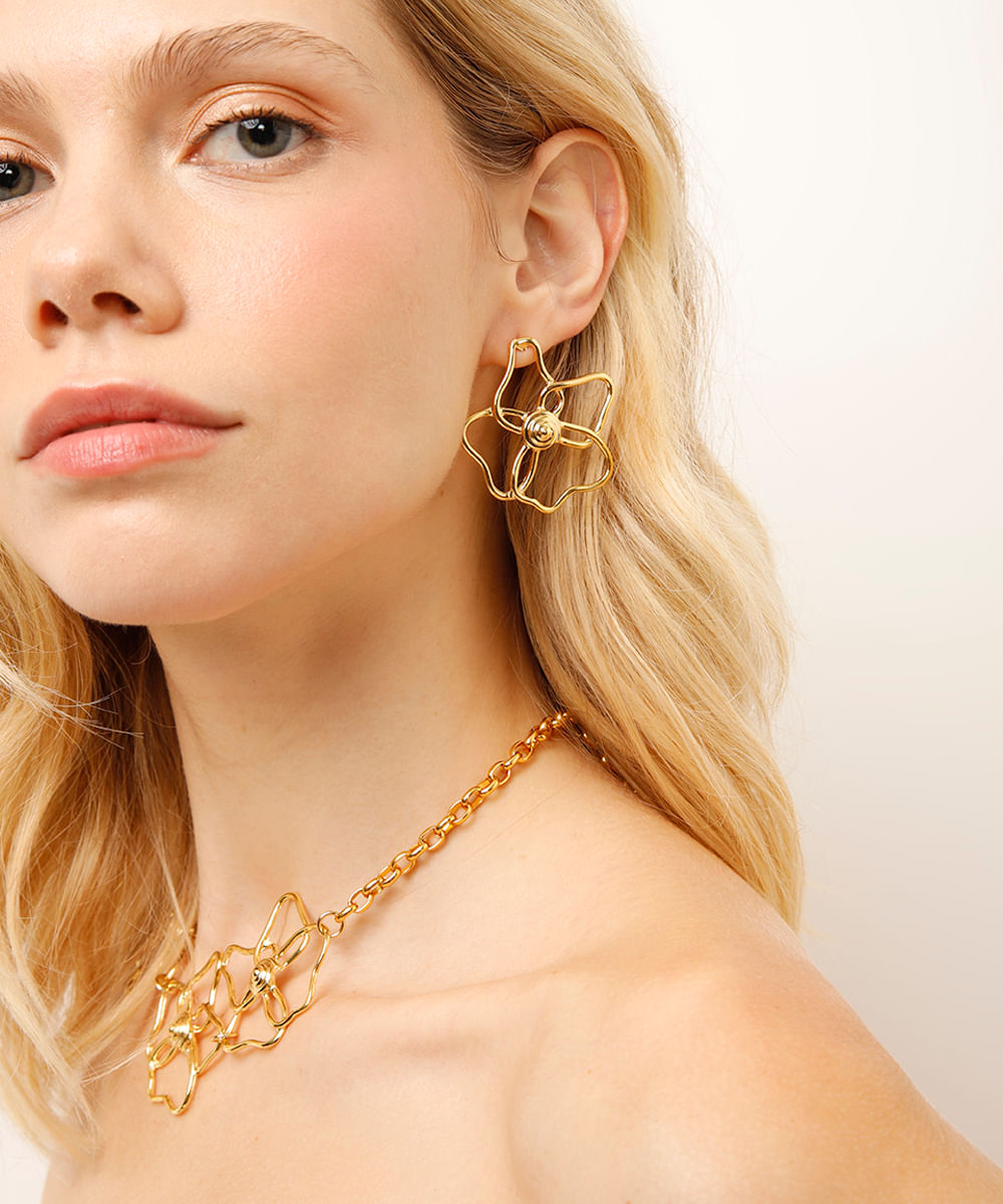 brinco floral dourado
