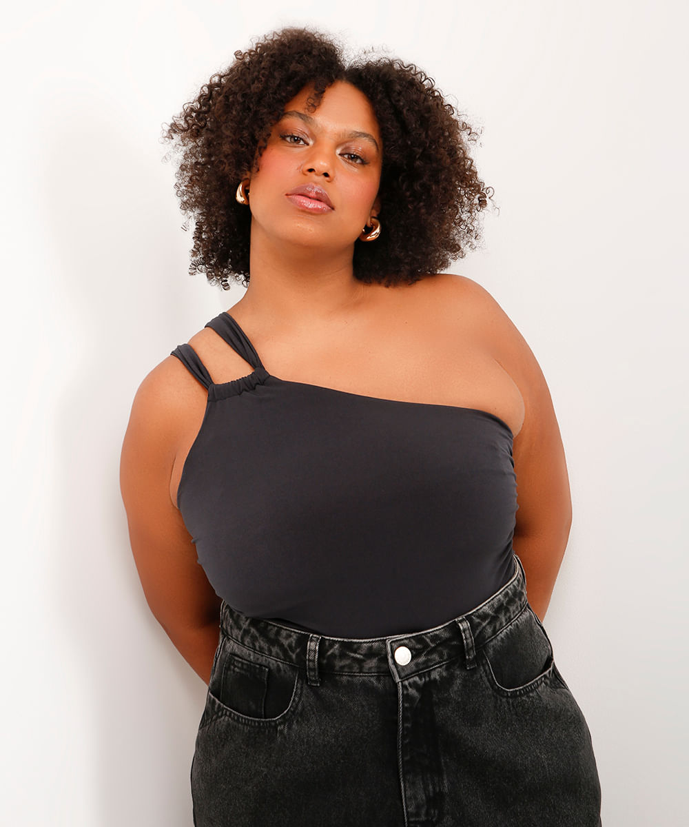 blusa ombro único franzida plus size mindset preta