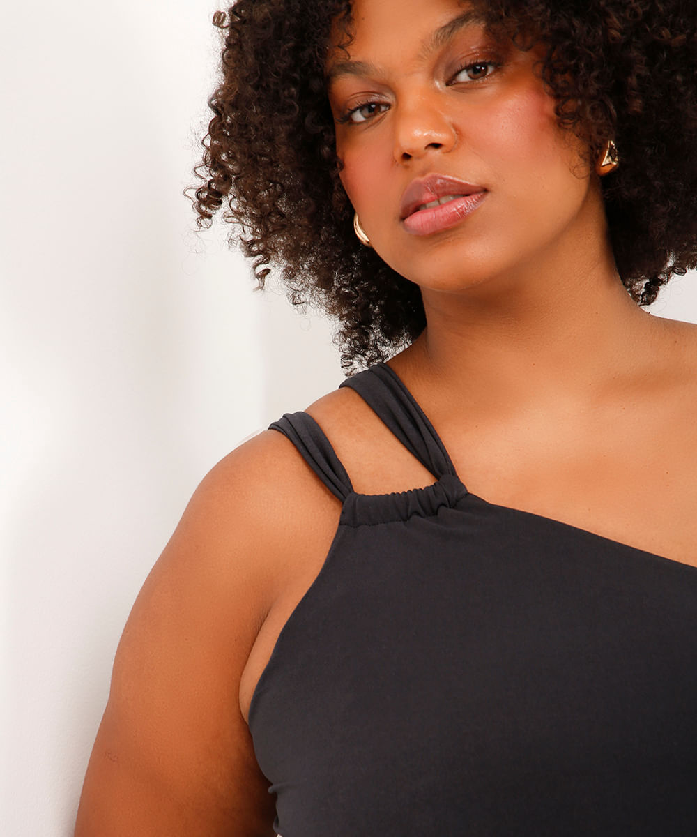 blusa ombro único franzida plus size mindset preta