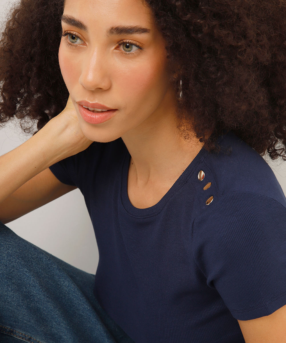 blusa de viscose canelada com tachas azul