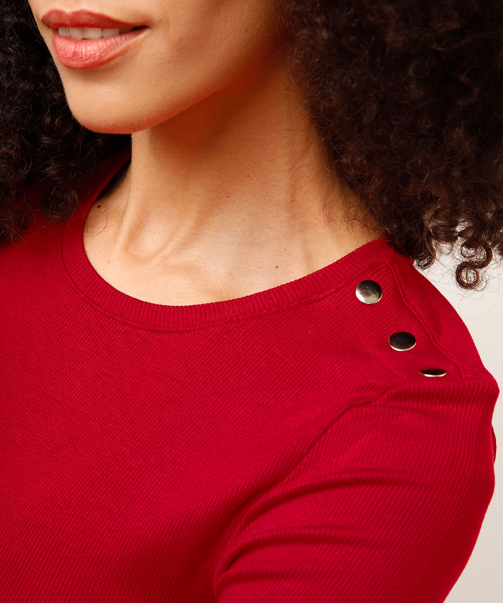 blusa de viscose canelada com tachas vermelha