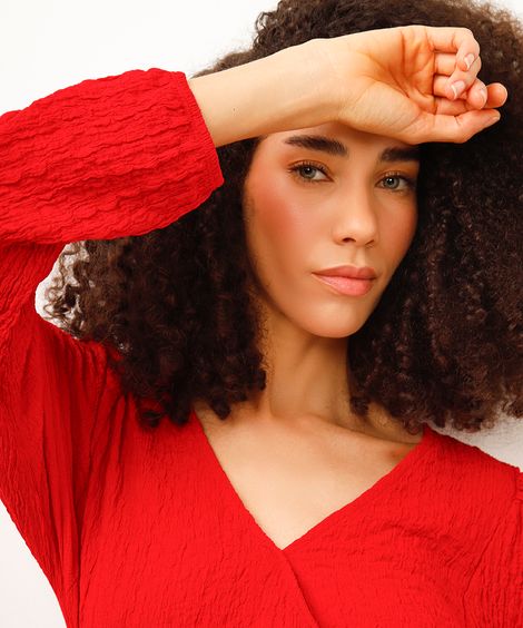 blusa com transpasse manga bufante texturizada vermelha