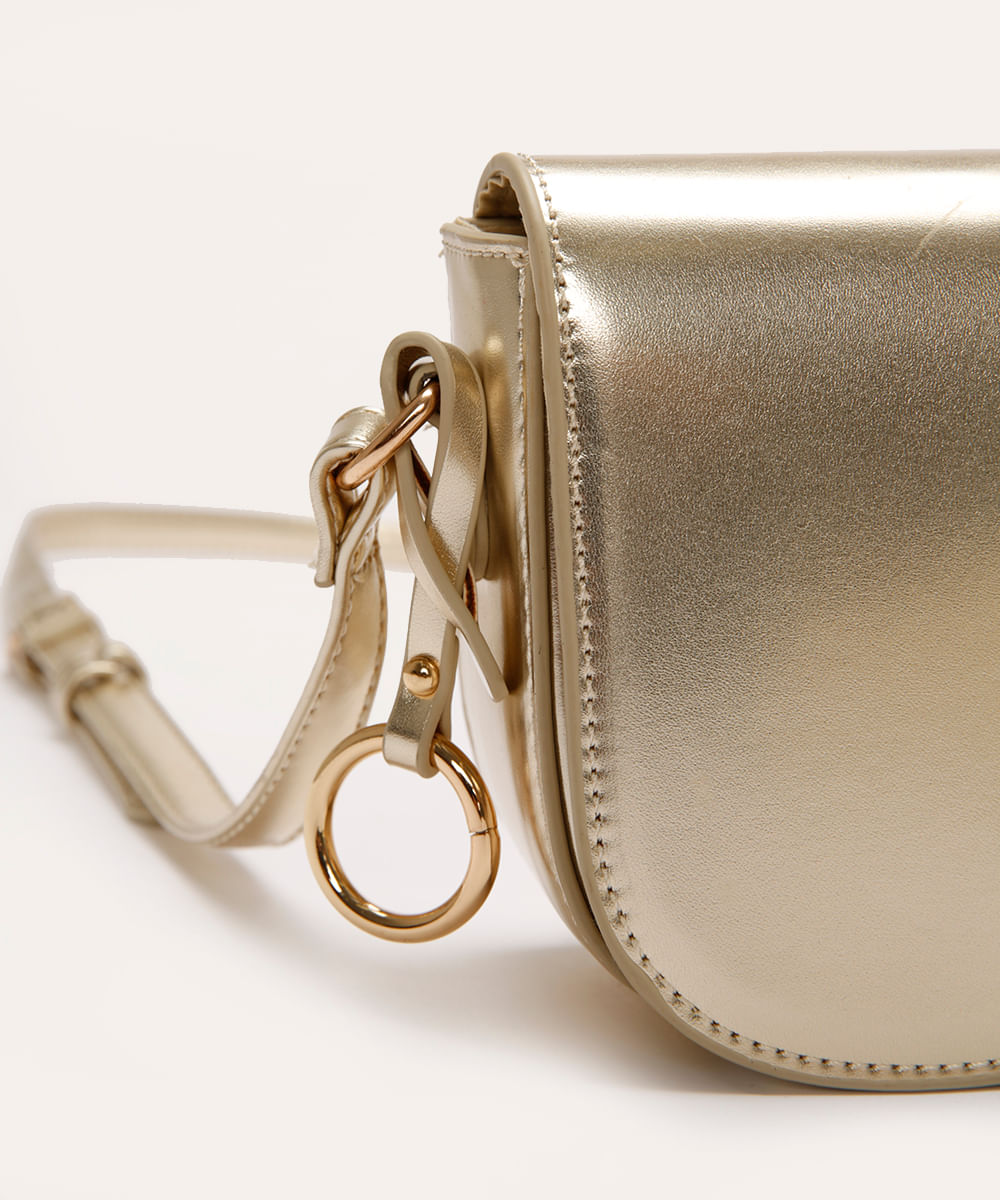 bolsa crossbody com aba dourada