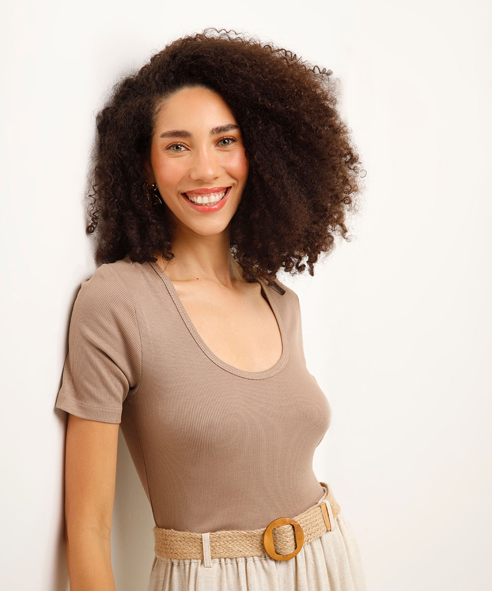 blusa de viscose decote redondo canelada marrom