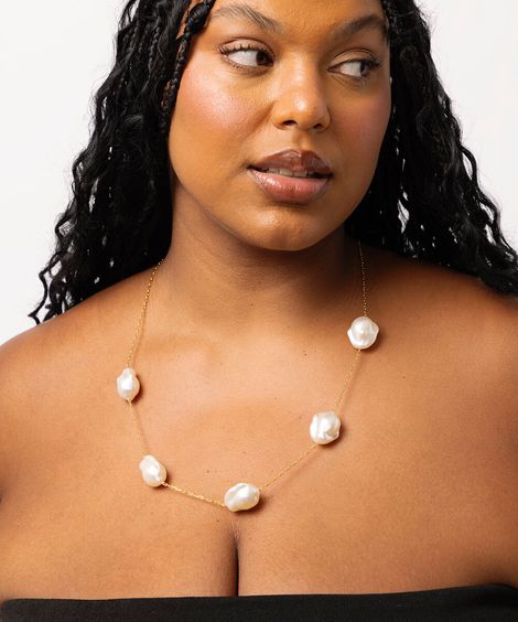 colar alongado de pérolas orgânicas dourado