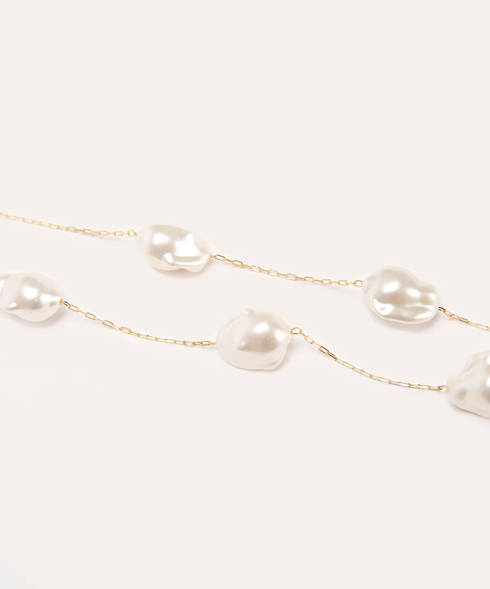 colar alongado de pérolas orgânicas dourado