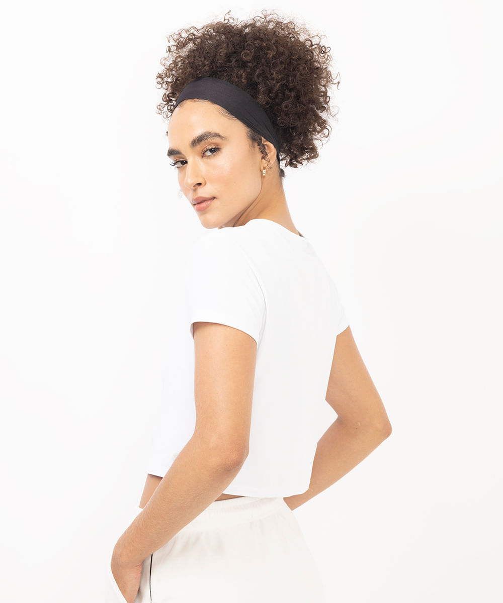 cropped feminino esportivo com recortes branco