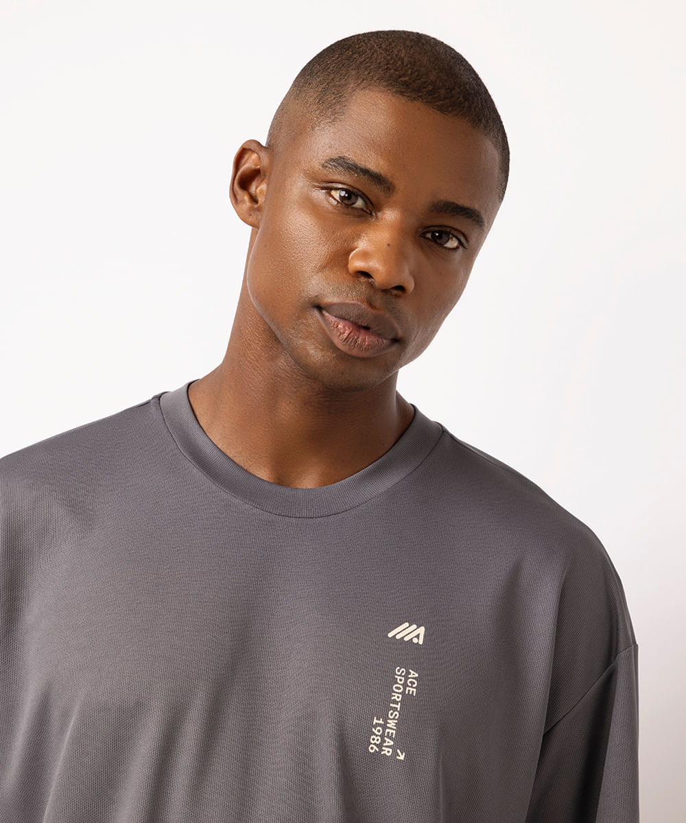 camiseta oversized masculina esportiva cinza