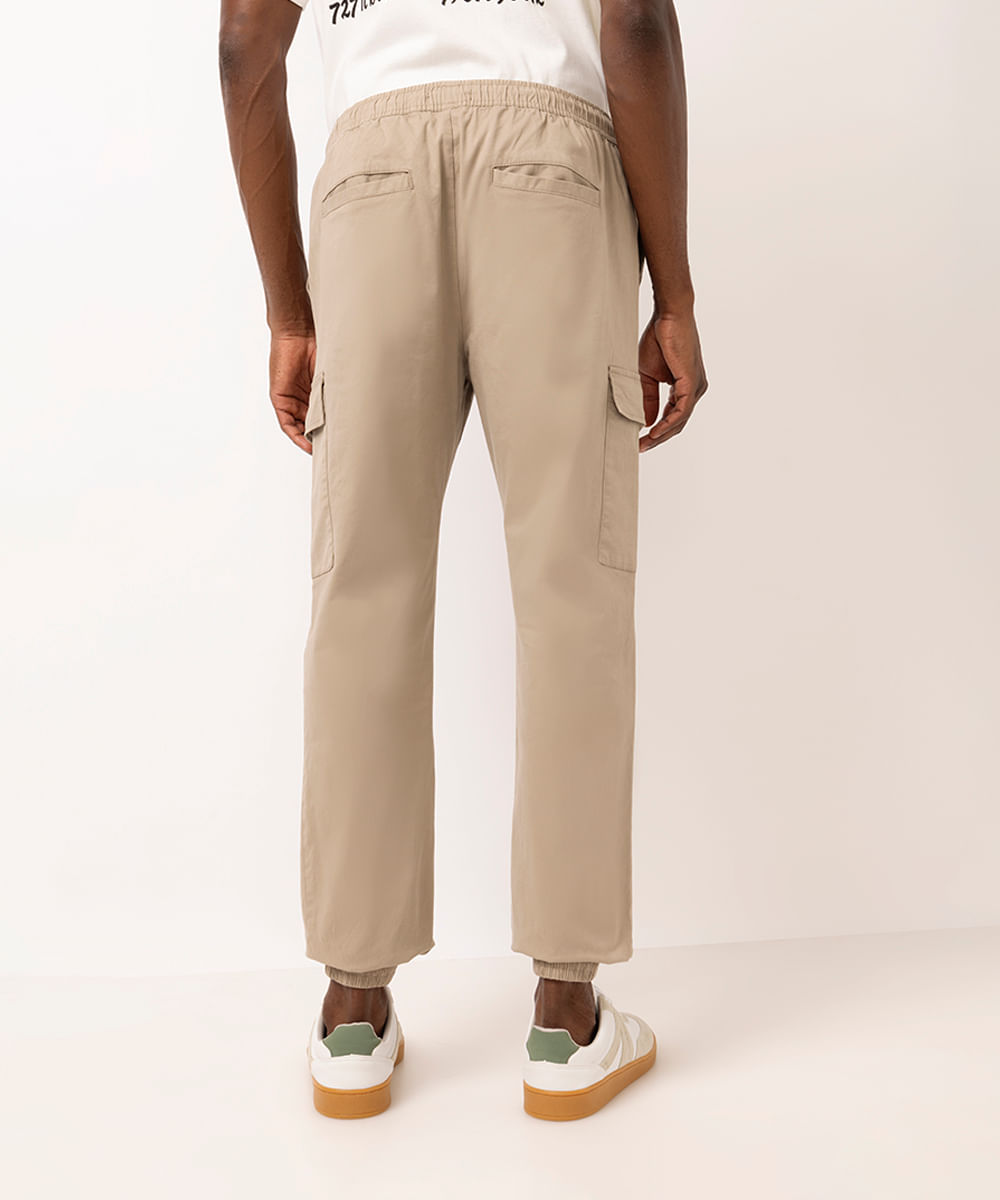 calça jogger masculina de sarja com bolso cargo bege