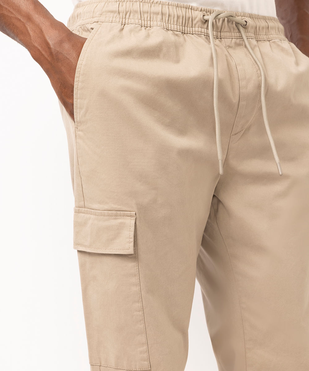 calça jogger masculina de sarja com bolso cargo bege
