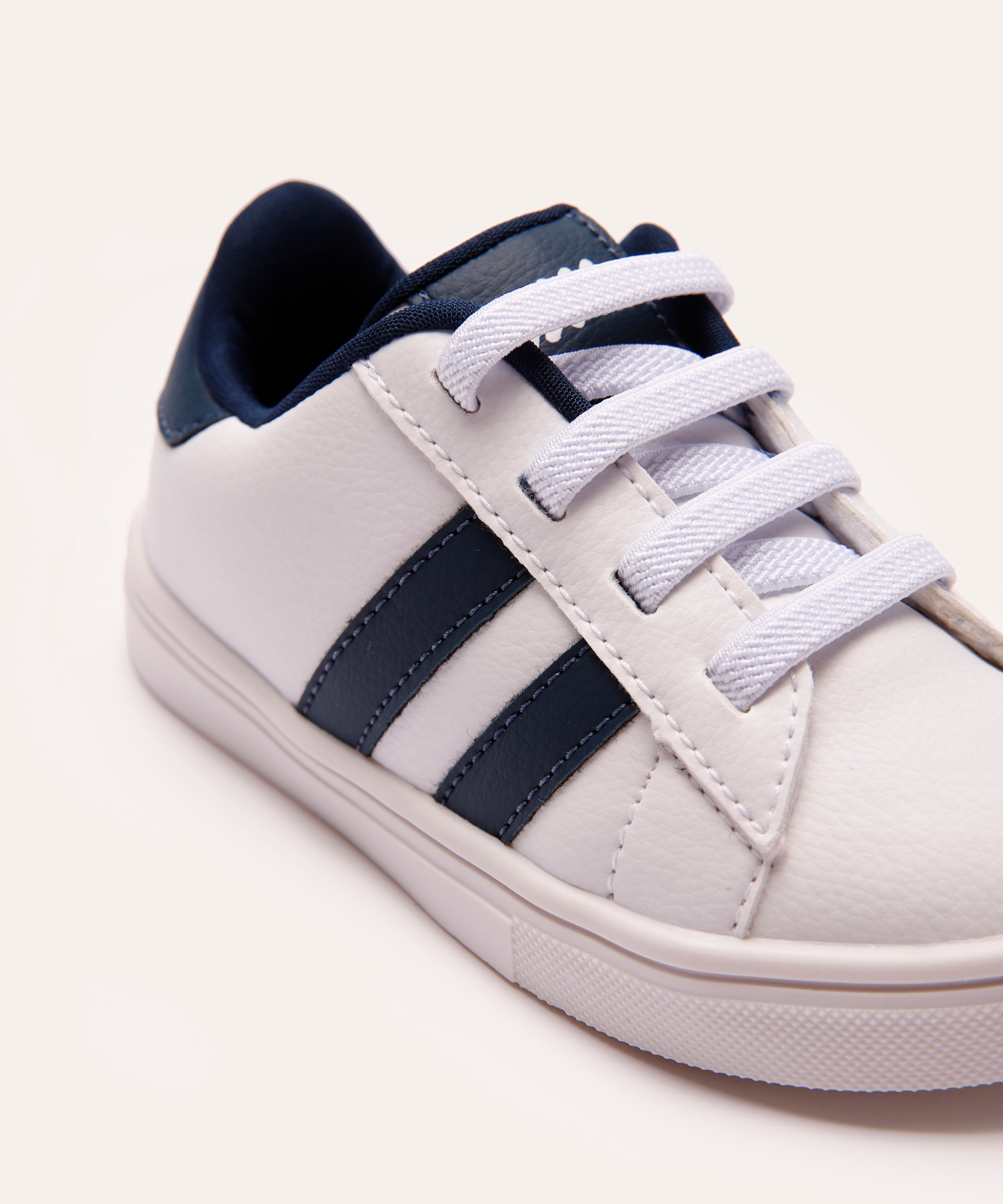 tênis infantil com listras branco