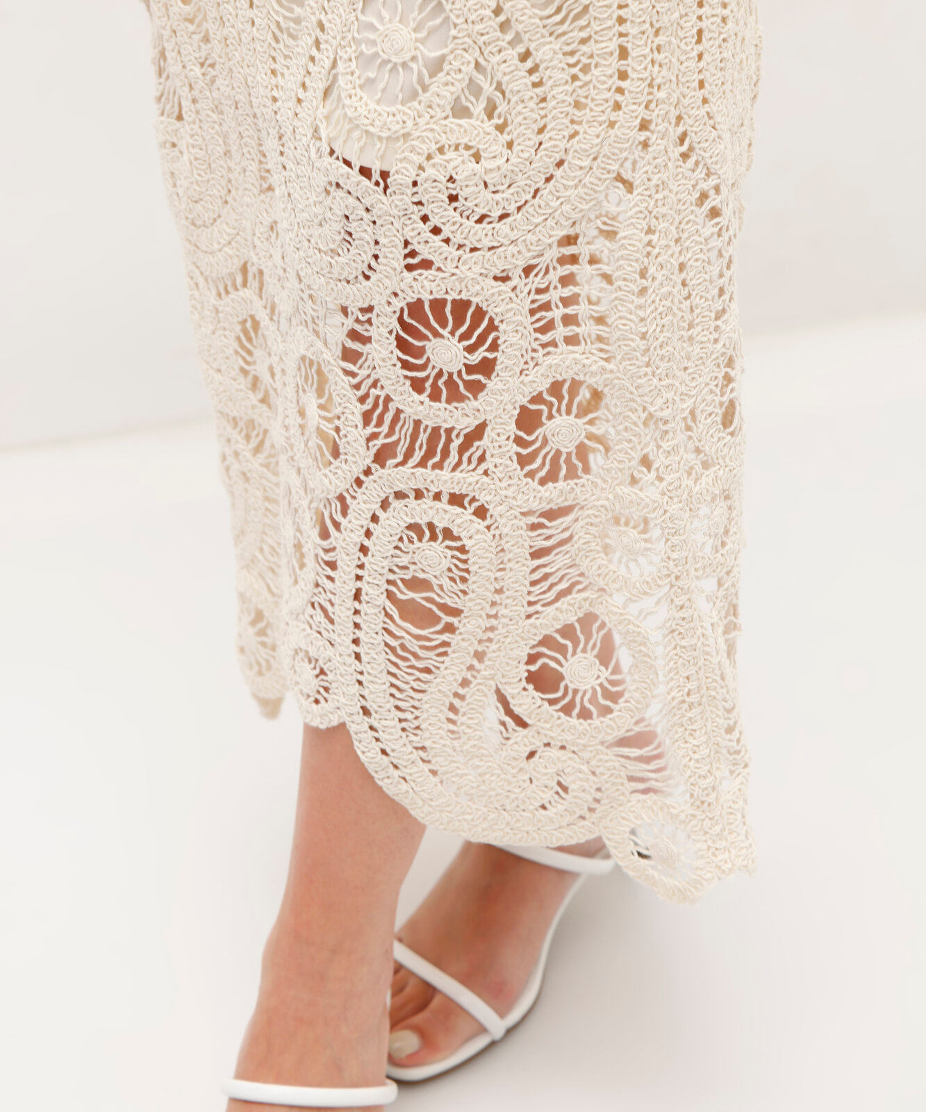 saia midi de crochet arabescos bege