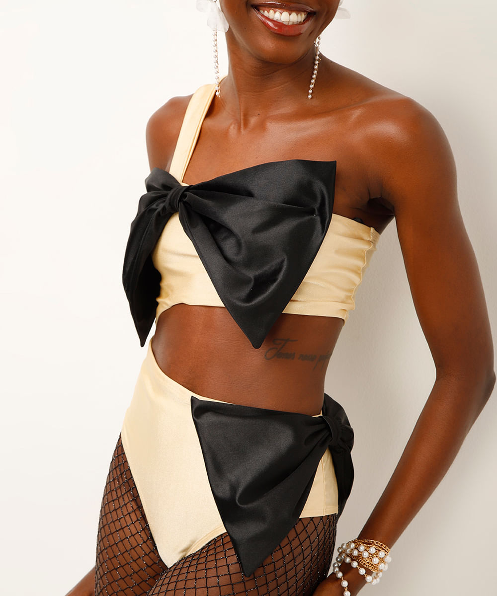 body ombro único acetinado com laços off white