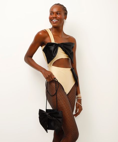 body ombro único acetinado com laços off white