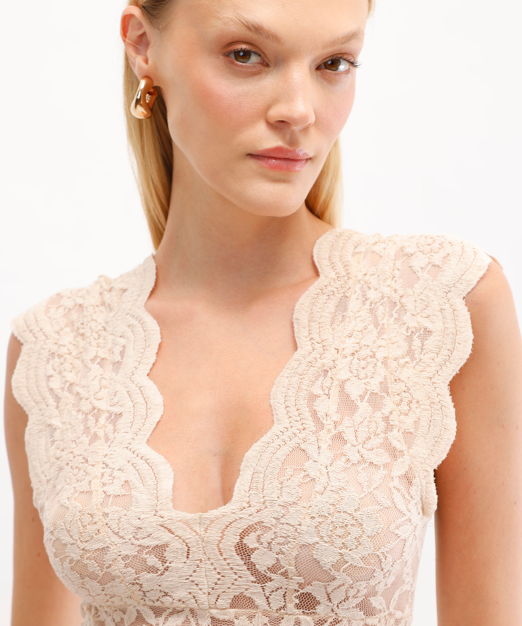blusa rendada decote v  off white - bege claro