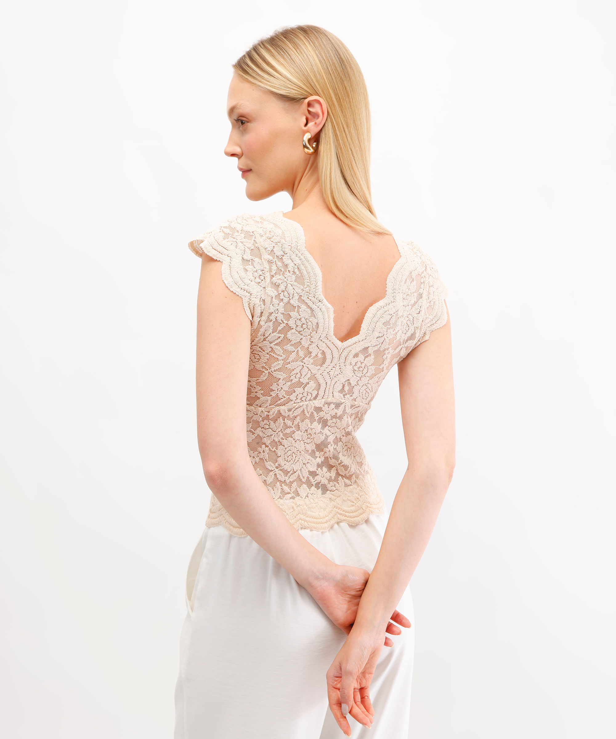 blusa rendada decote v  off white - bege claro