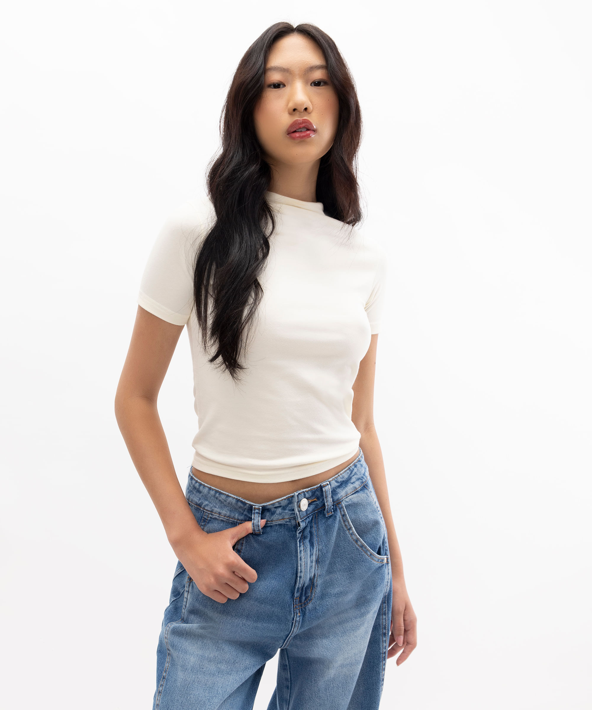 camiseta feminina de algodão gola rolê off white