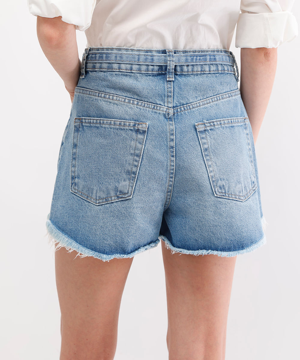 short jeans feminino destroyed com cinto azul