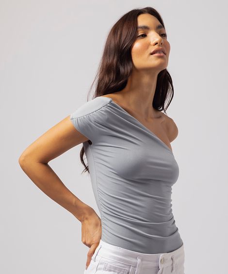 blusa ombro único com franzido mindset cinza