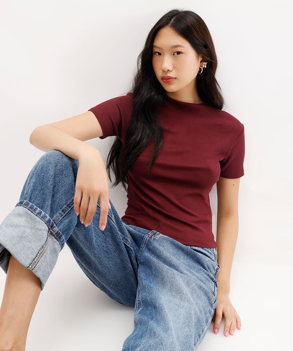 camiseta feminina de viscose gola reta canelada vinho