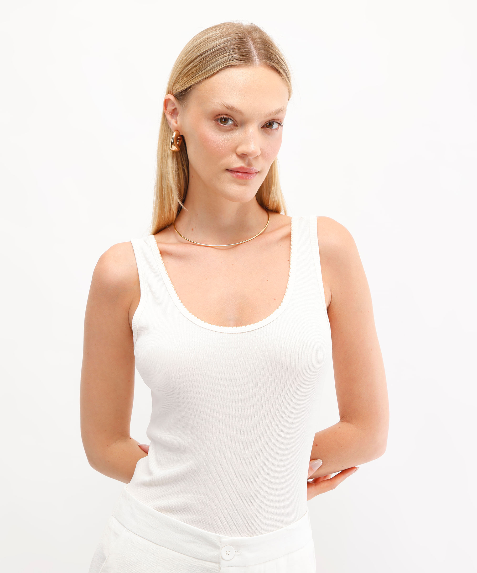 regata feminina de viscose canelada off white