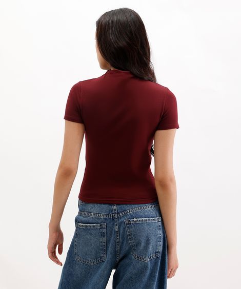 camiseta feminina de algodão gola rolê vinho