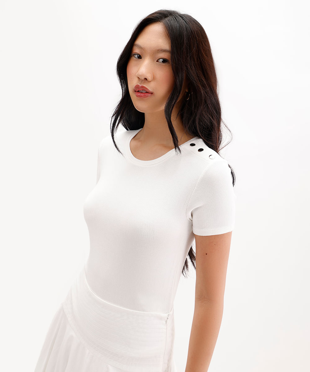 blusa de viscose canelada com tachas off white