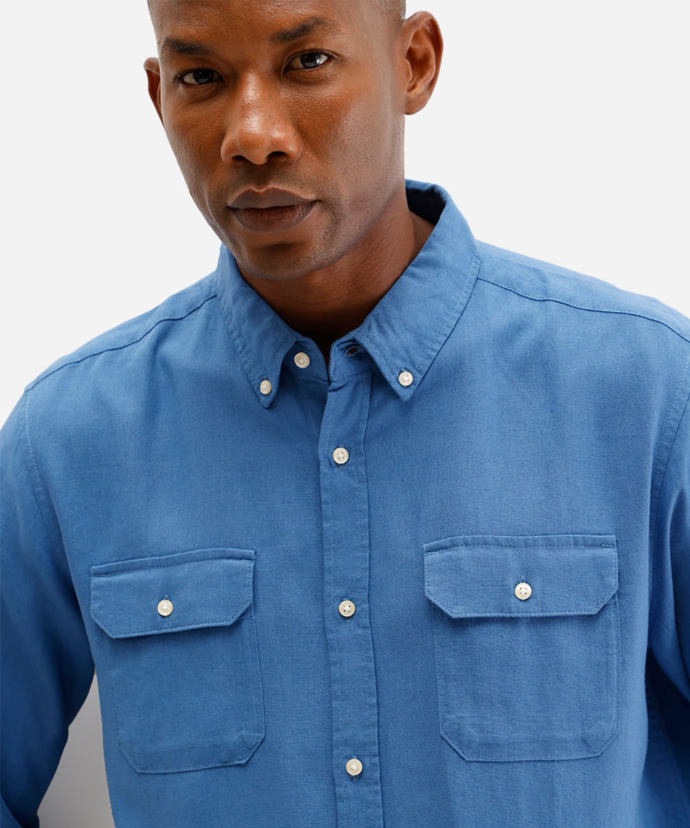 camisa comfort masculina com linho e bolsos azul