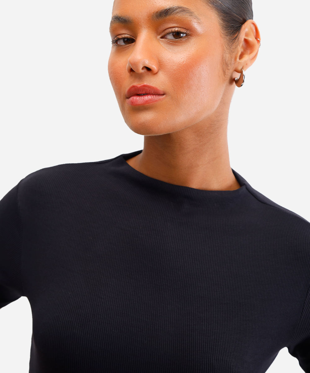 camiseta feminina de viscose gola reta canelada preta
