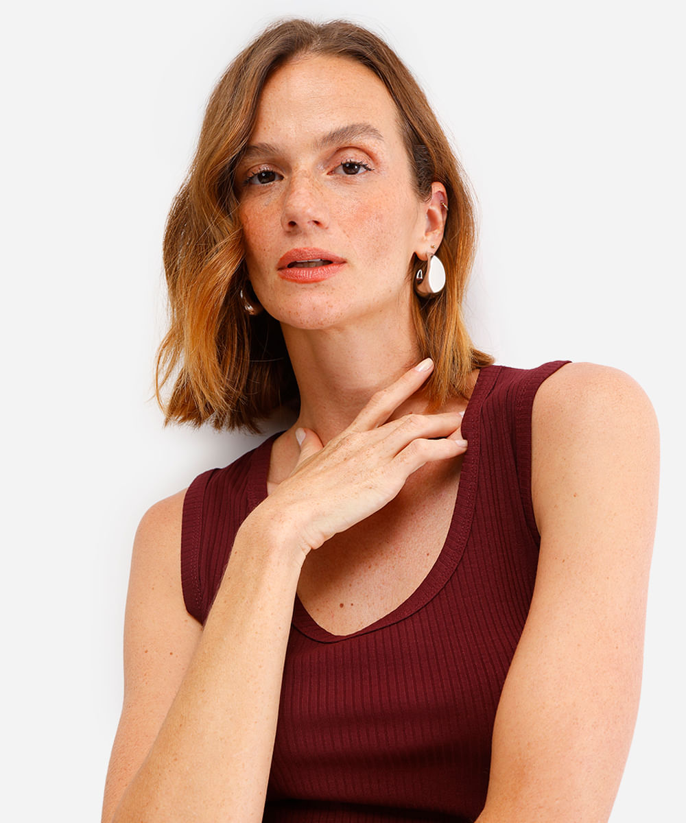 regata básica feminina de viscose canelada vinho