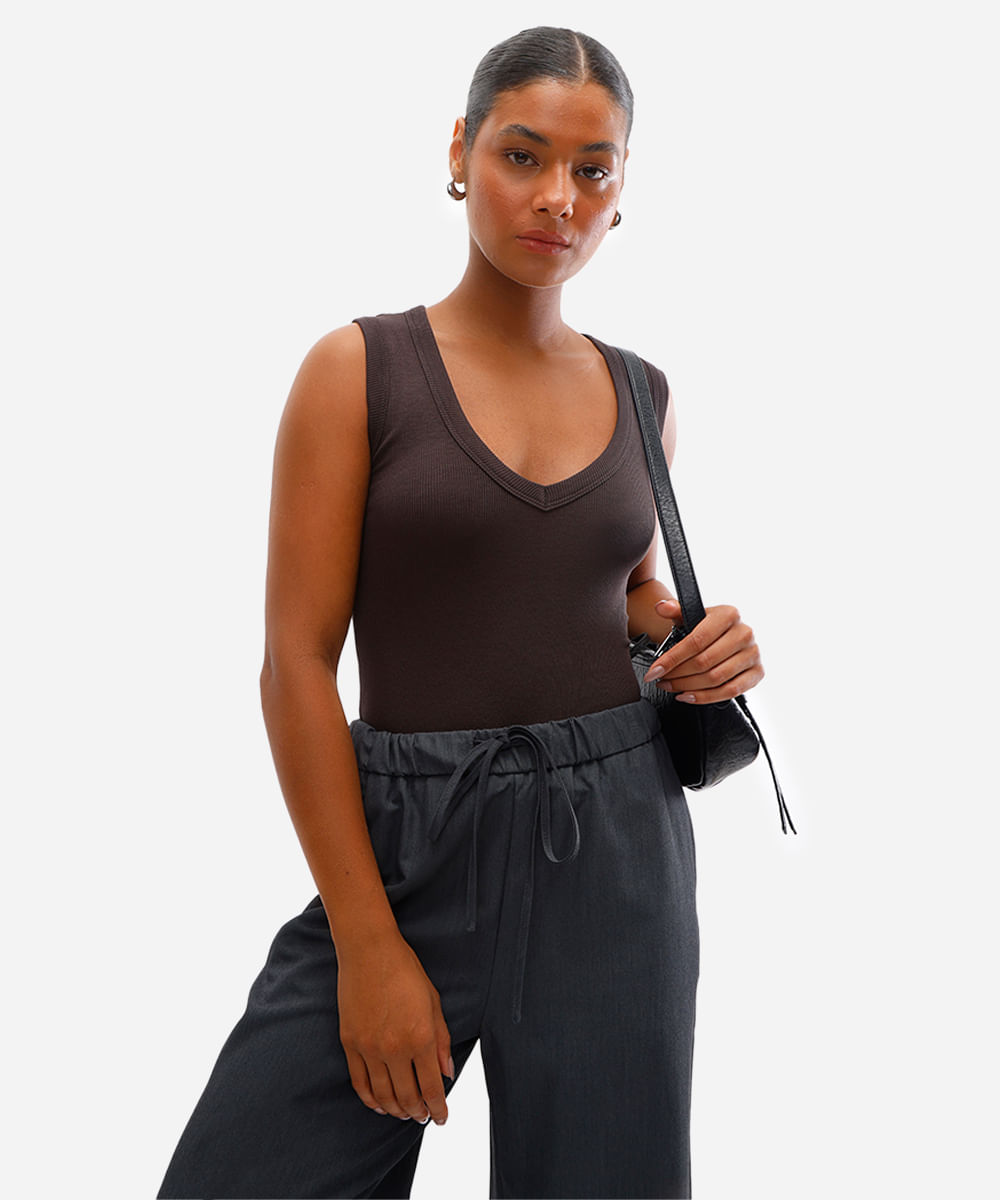 regata feminina de viscose decote v canelada marrom