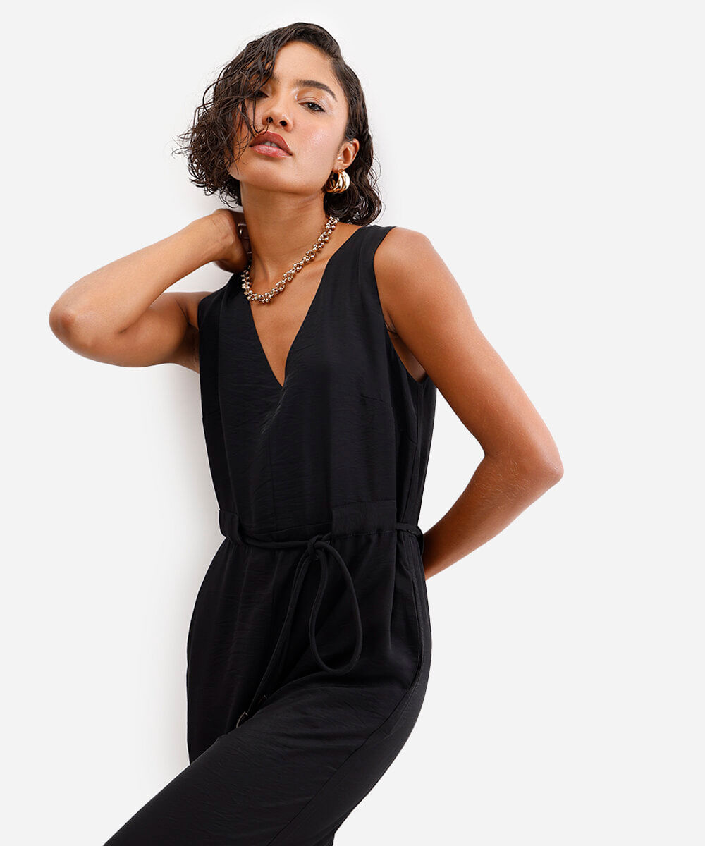 macacão de viscose com cinto texturizado preto