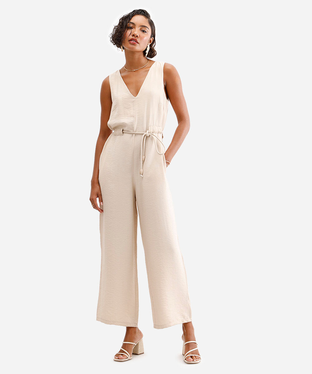 macacão de viscose com cinto texturizado bege