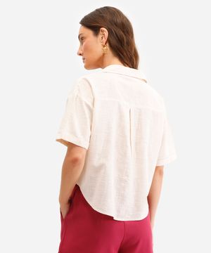 camisa cropped de algodão com bolsos bege
