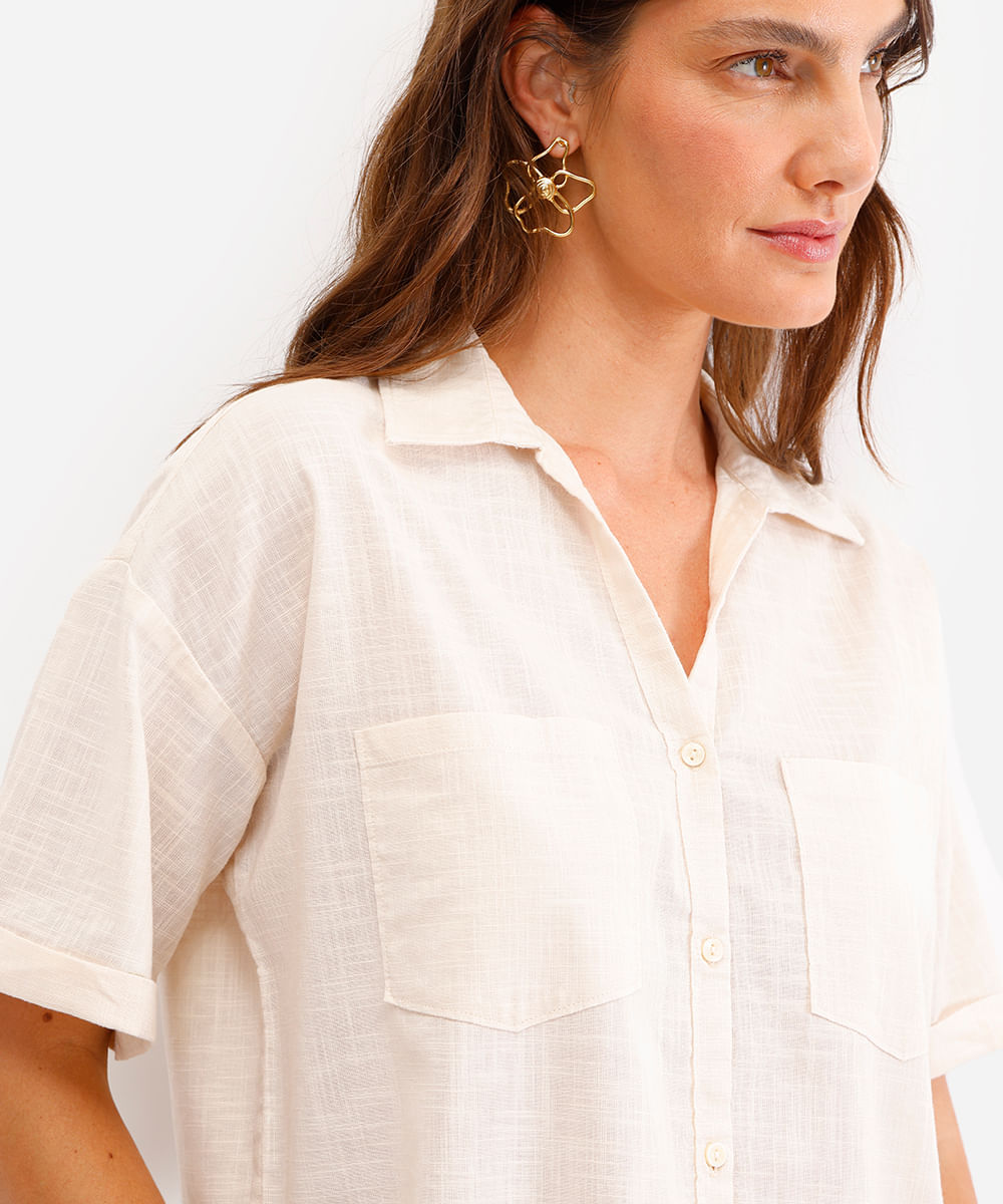 camisa cropped de algodão com bolsos bege