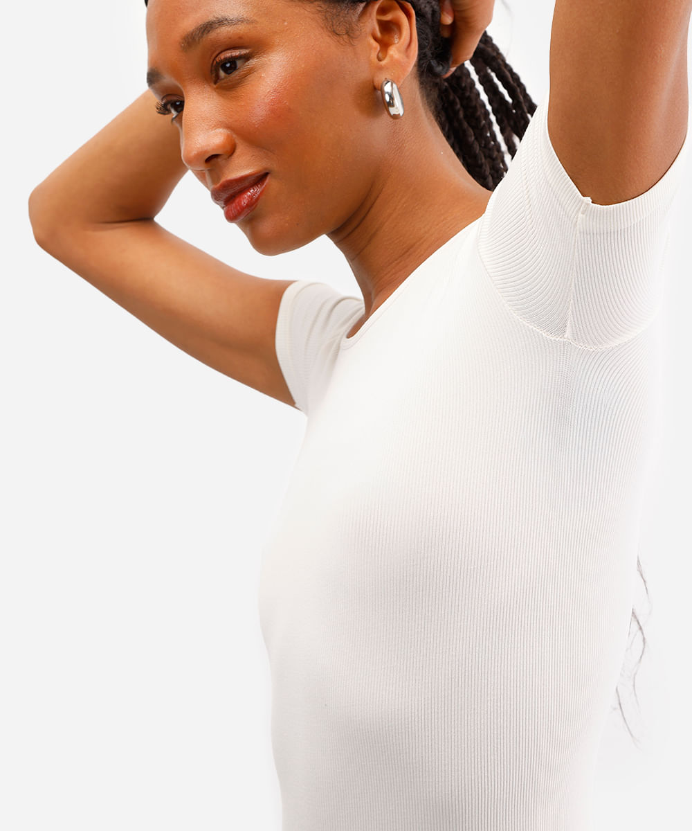 body básico feminino manga curta canelado off white