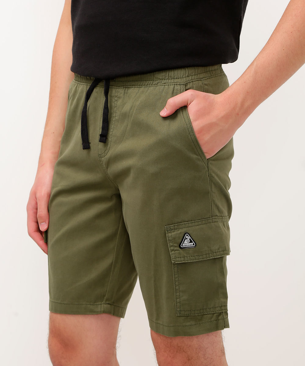 bermuda juvenil de sarja cargo com bolso verde