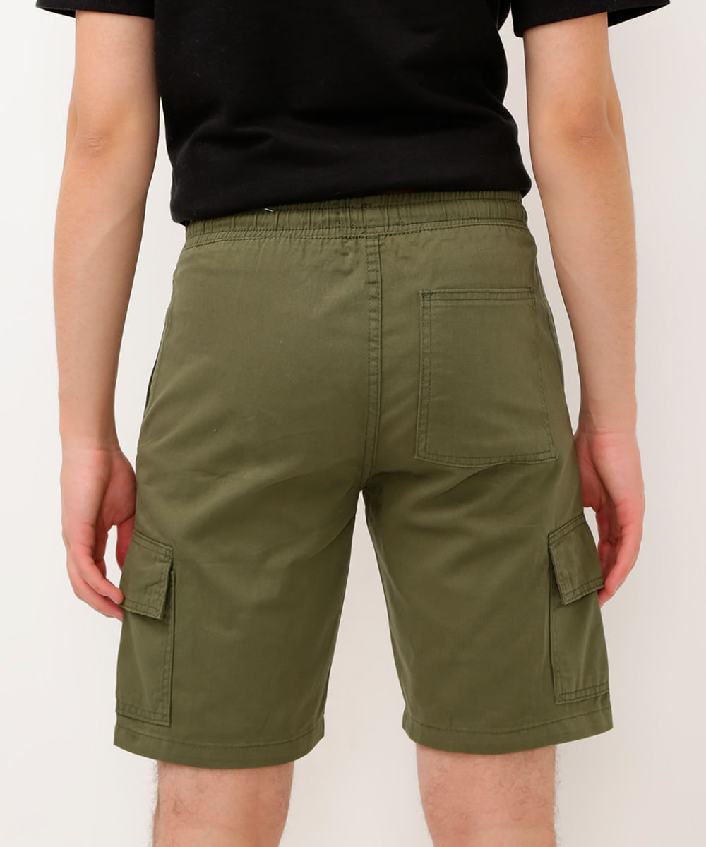 bermuda juvenil de sarja cargo com bolso verde