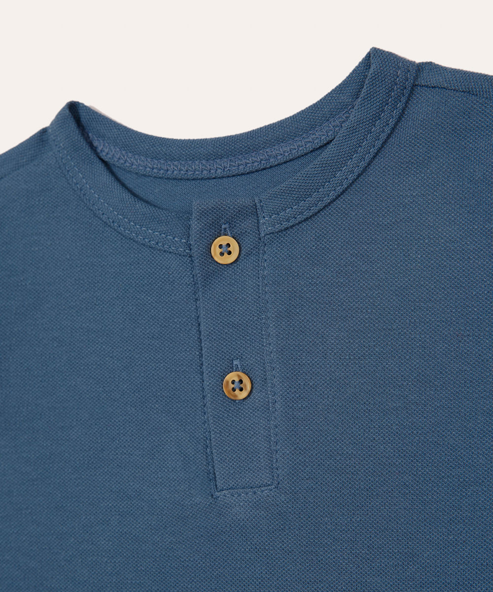 regata de algodão infantil com botão azul