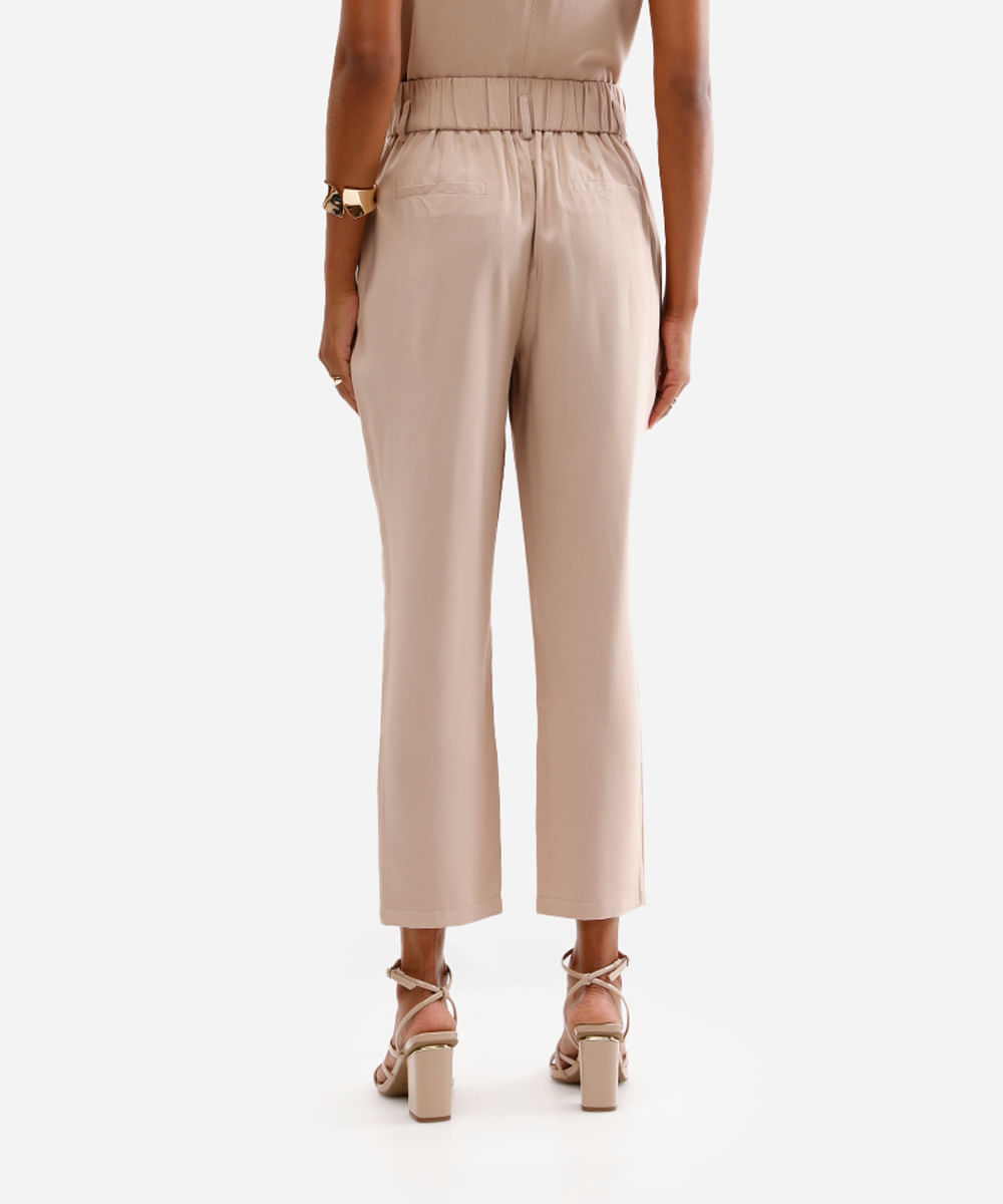 calça feminina de alfaiataria com pregas bege
