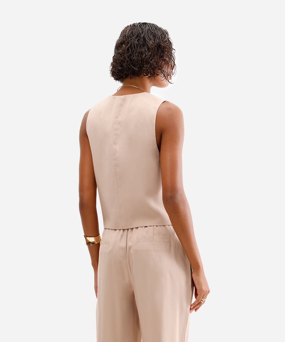 colete feminino de alfaiataria com botões bege