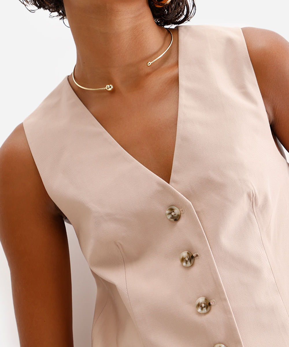 colete feminino de alfaiataria com botões bege