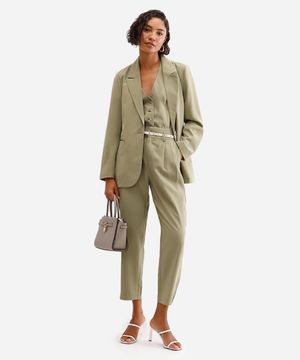 calça feminina de alfaiataria com pregas verde