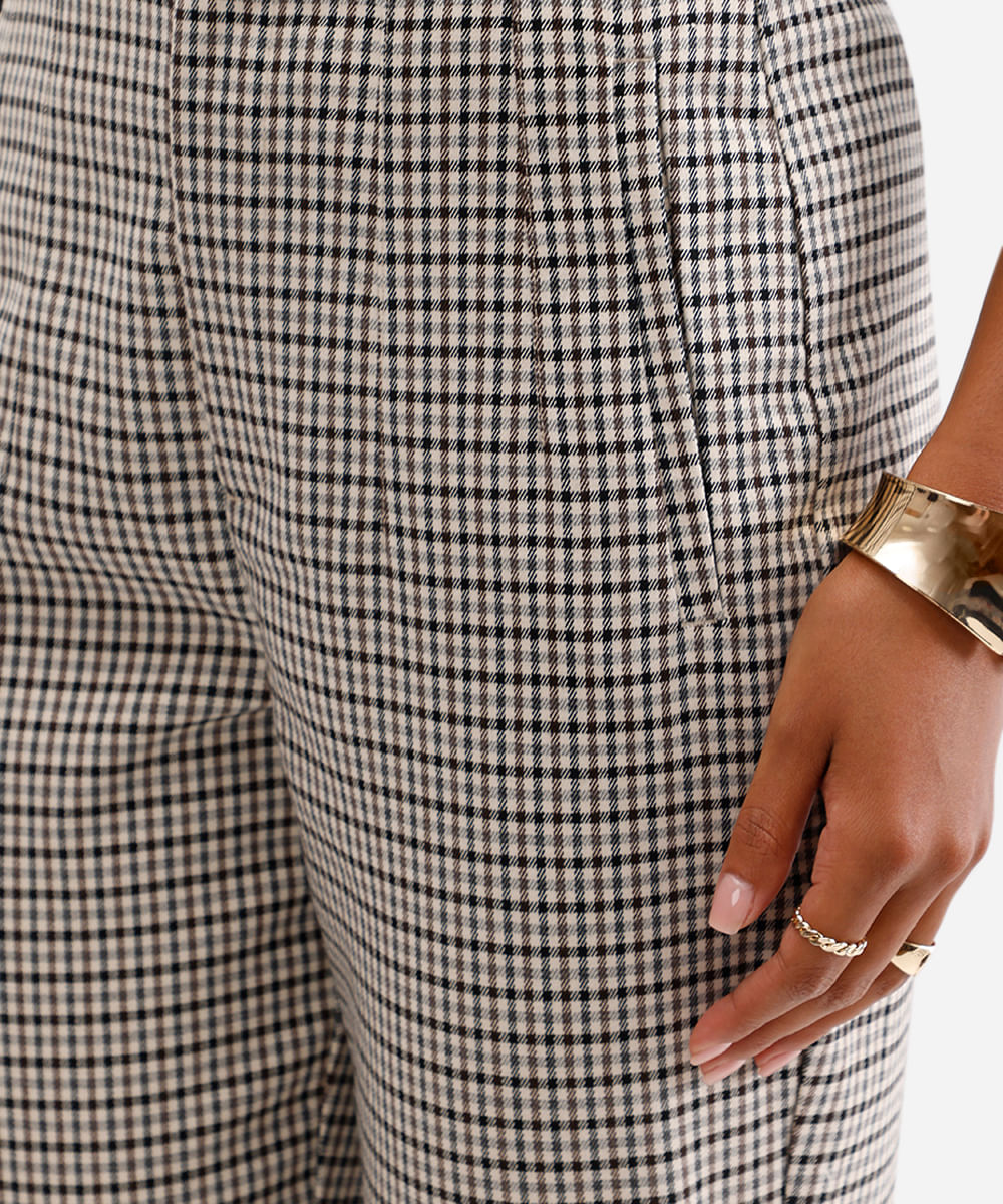 calça de alfaiataria feminina com pences xadrez bege