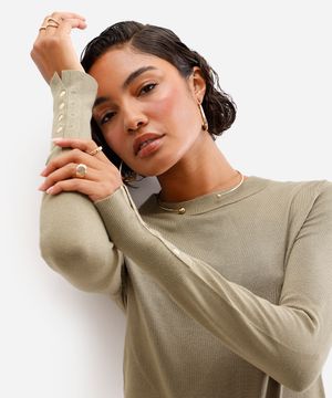 suéter de tricot listrado com botões verde