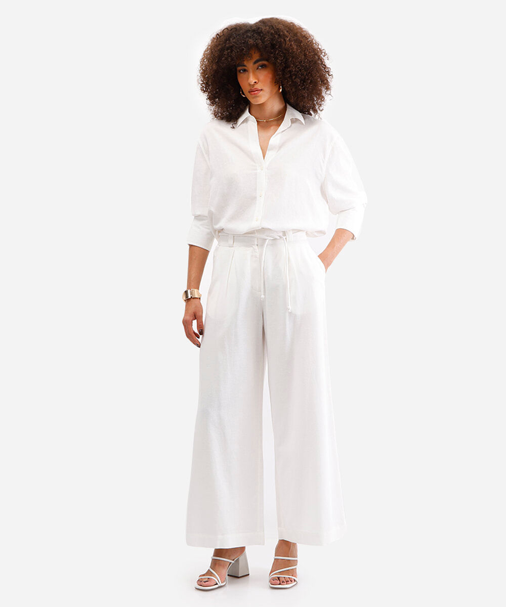calça wide leg cropped com linho off white